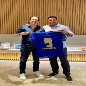 老板罗纳尔多穿的第一件克鲁塞罗球衣 卖了1万欧